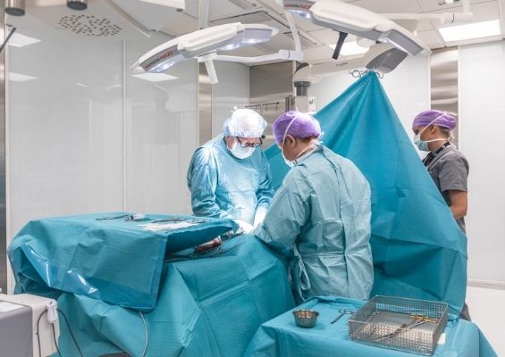 Kirurgit ja anestesiahoitaja leikkaussalissa Torniossa.